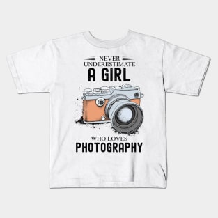 Never underestimate a girl who loves photography Kids T-Shirt